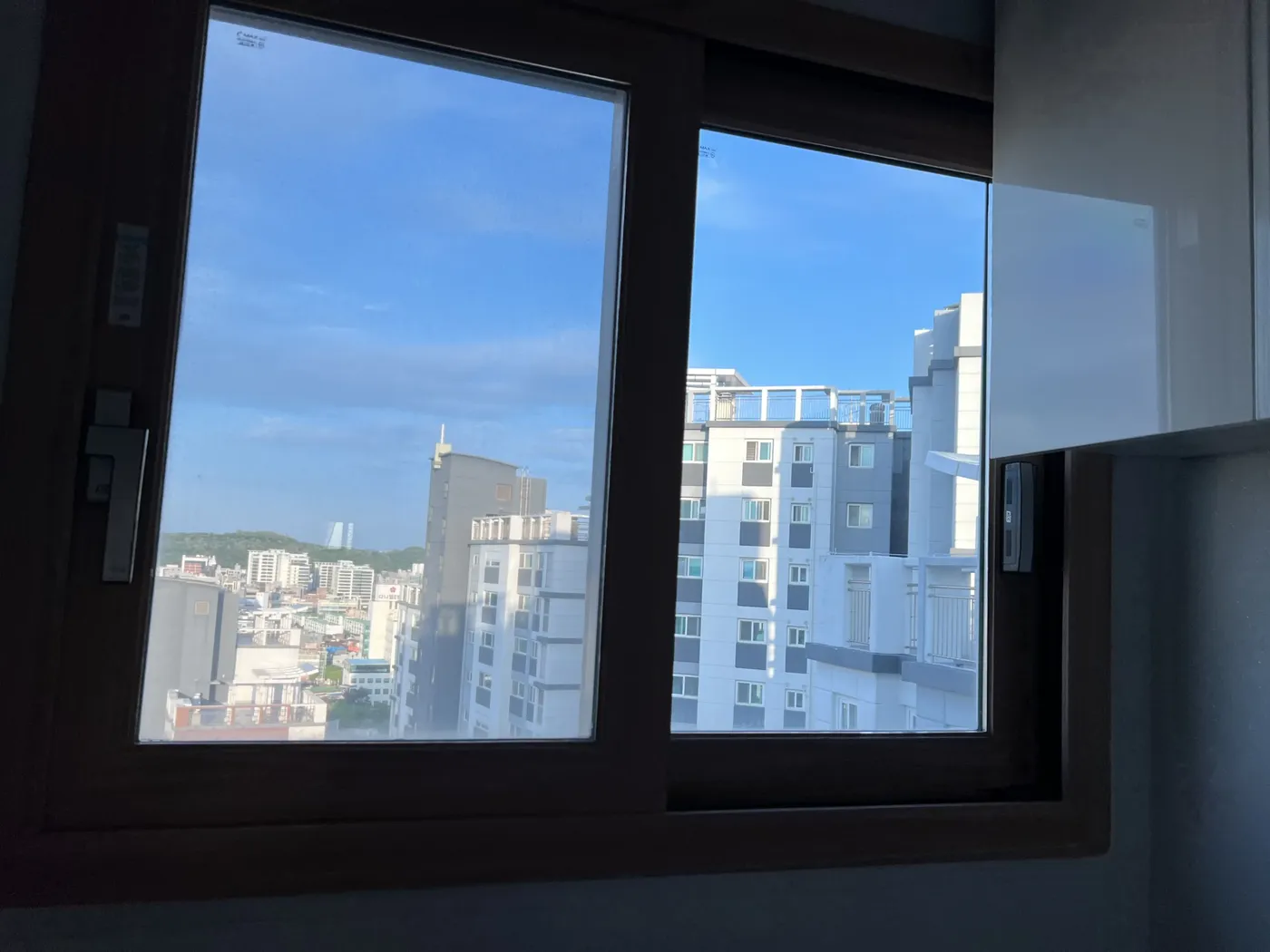 거실 창호 마감 상태