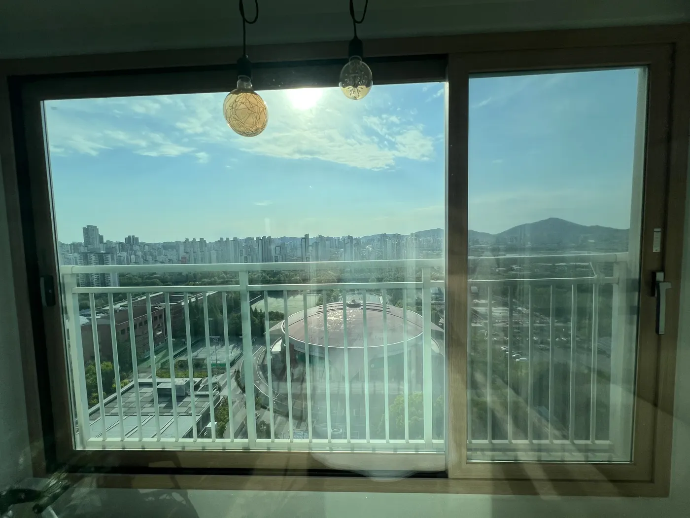 옷장 옆 창문 시공 모습