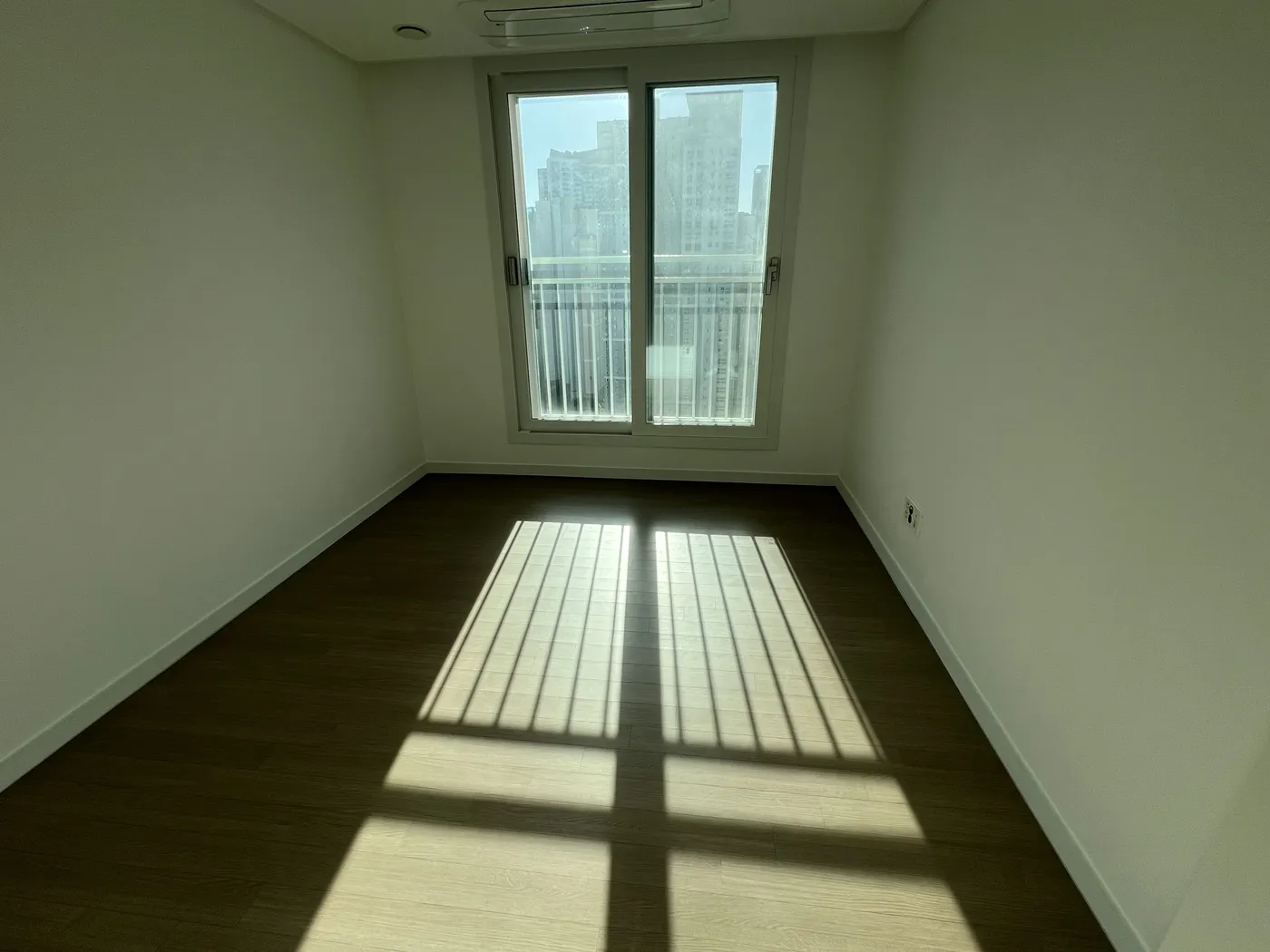 입주 전 거실 창문 모습