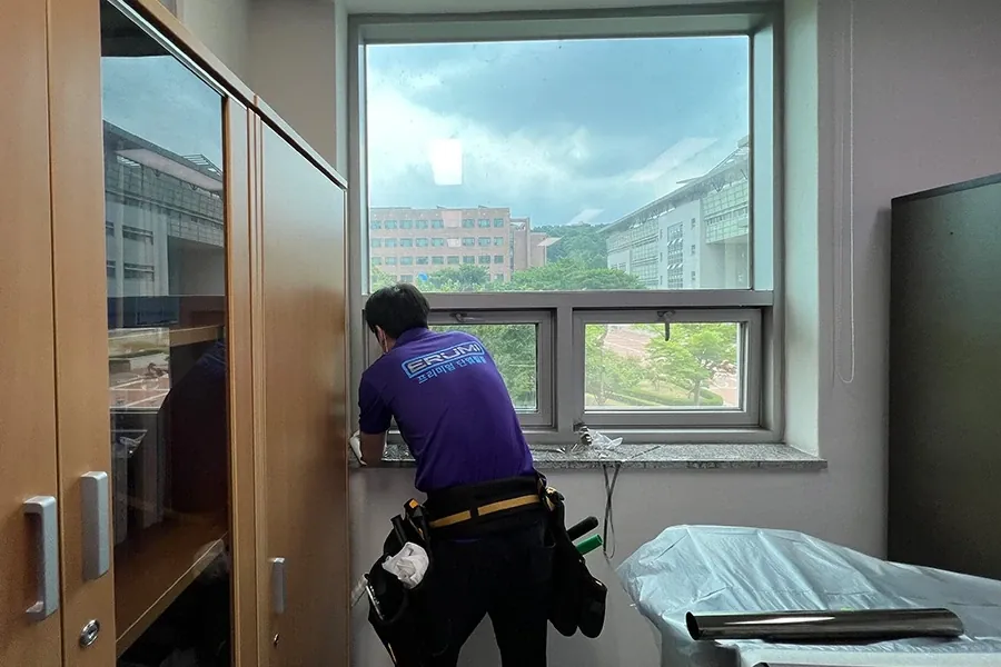 전남 목포 항만 인근 사무동 창호 열차단필름 시공 현장