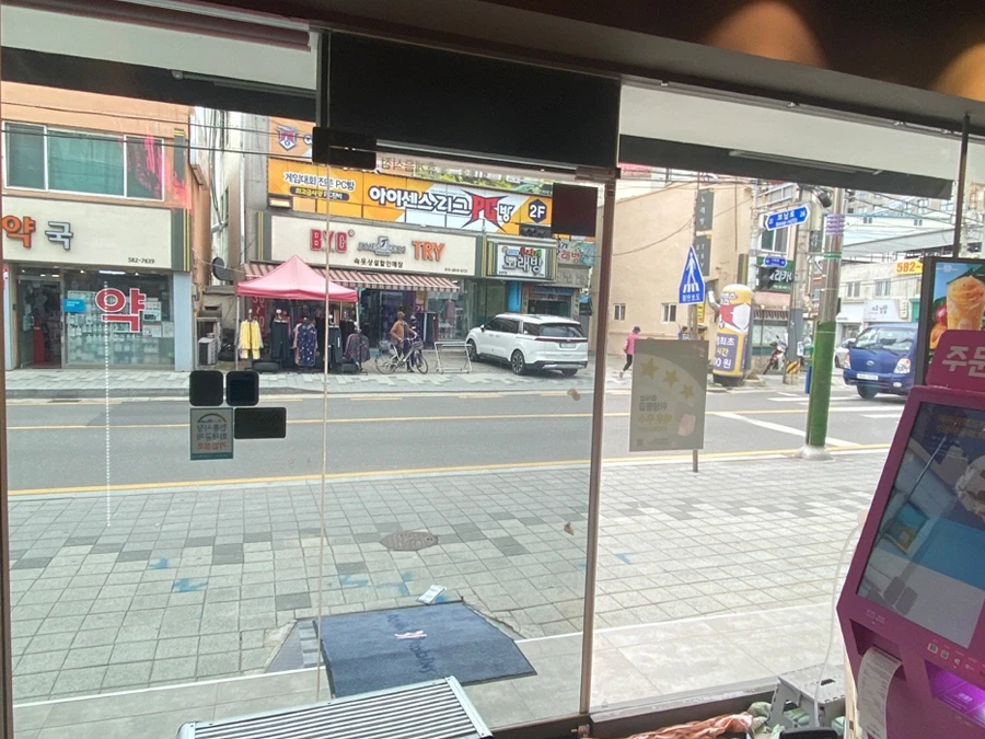 매장 내부에서 바라본 대형 유리창