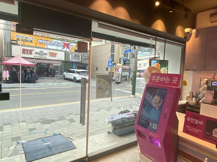 매장 내부 통유리창과 키오스크