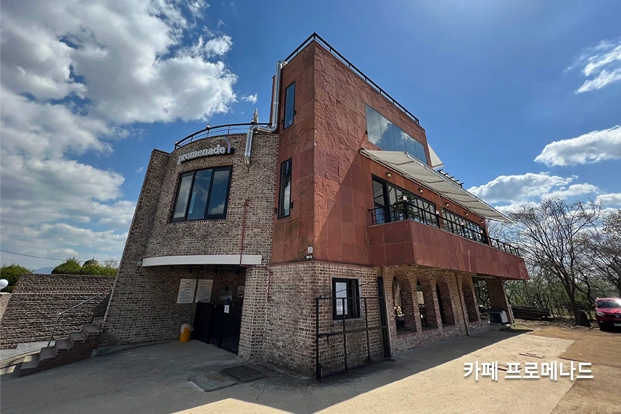 루프탑 테라스 라운지 좌석과 창밖 풍경
