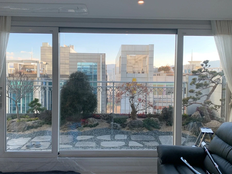 고층 아파트 창밖 전경