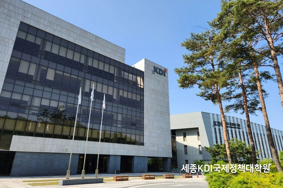 롤 블라인드를 내린 사무공간 창가 자리