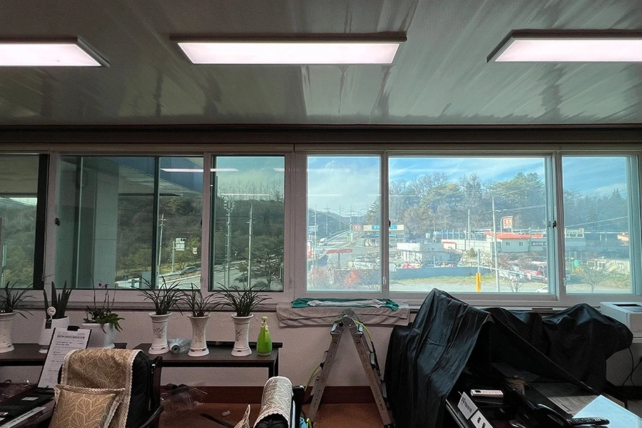 창가에 놓인 작업 준비물과 미서기창